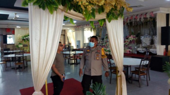 Polisi Pantau Prokes pada Resepsi Pernikahan Warga