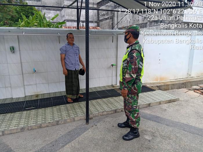 Sertu Subarianto bersama Kopda Pasaribu Kembali Menerapkan Protokol Kesehatan di Masjid Istiqomah