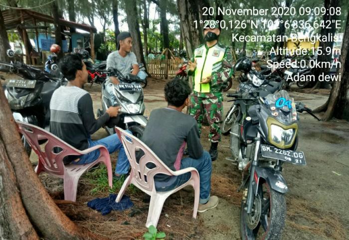 Prokes Gencar Dilakukan Serda Mhd Alimran dan Sertu M Isak di Taman Andam Dewi Bengkalis 