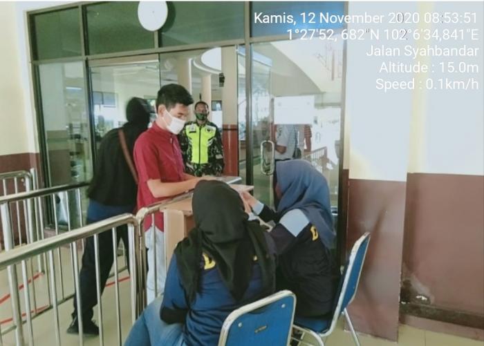 Personil Koramil 01/Bengkalis, Serda Suprianto Terapkan Protokol Kesehatan di Pelabuhan BSL Bengkalis