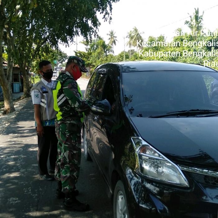 Pelda Rudi Melakukan Patroli Protokol Kesehatan di Pelabuhan Roro Air Putih