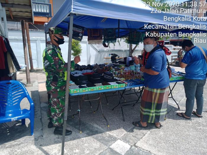 Sertu Subarianto bersama Kopda Pasaribu Menerapkan Protokol Kesehatan di Masjid Istiqomah