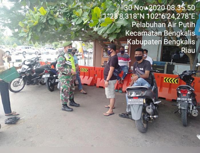 TNI Edukasi Penumpang Roro Bengkalis Pentingnya Prokes Covid 19 