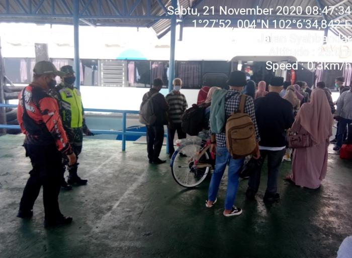 Personil Koramil 01/Bengkalis Terapkan Prokes di Pelabuhan BSL Bengkalis