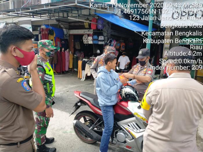 Serka Yanuswar Hermana dan Prada Leonardo Sitompul Edukasi Masyarakat Tentang Prokes