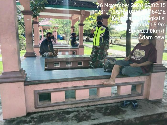 Serda Mhd Alimran dan Sertu CF Sinambela Lakukan Patroli Prokes di Taman Andam Dewi Bengkalis 