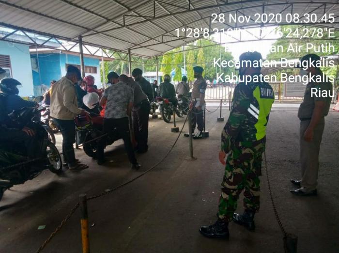 Pelda Rudi Terus Lakukan Patroli Prokes di Pelabuhan Roro Air Putih