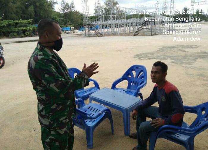 Personel Koramil 01/Bengkalis Terapkan Prokes Covid 19 di Taman Andam Dewi