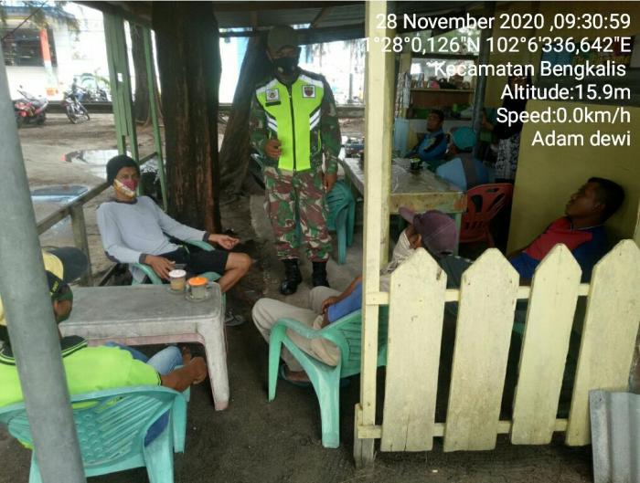 Personel Koramil 01/Bengkalis Terapkan Prokes Covid 19 di Taman Andam Dewi