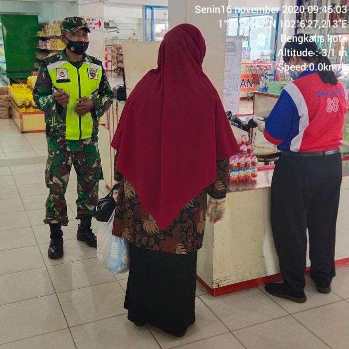 Personel Koramil 01/Bengkalis Patroli Prokes Pedagang dan Pengunjung Plaza 88 