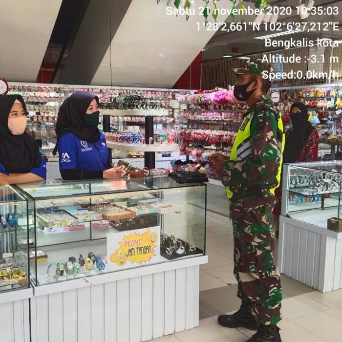 Sertu CF. Sinambela bersama Serda Jeri Agustian Patroli Prokes Pedagang dan Pengunjung Plaza 88 