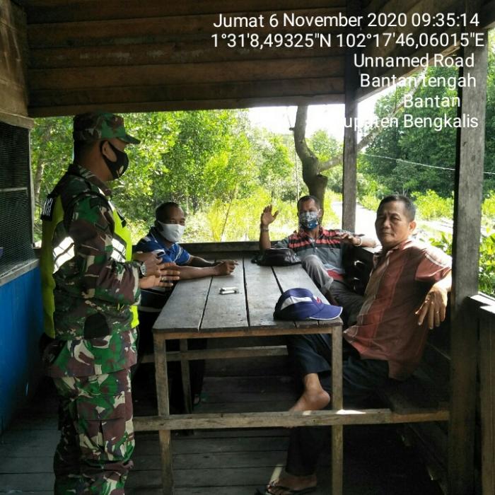 Rutin, Serda Armansyah dan Serda A. Zamzuri Lakukan Patroli Protokol Kesehatan 