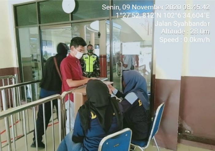 Patroli Protokol Kesehatan Rutin Dilakukan Serda Suprianto di Pelabuhan BSL