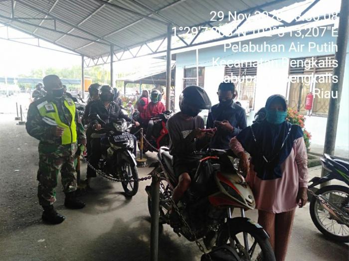 Pelda Rudi Ingatkan Penumpang Roro Bengkalis akan Pentingnya Prokes Covid 19 