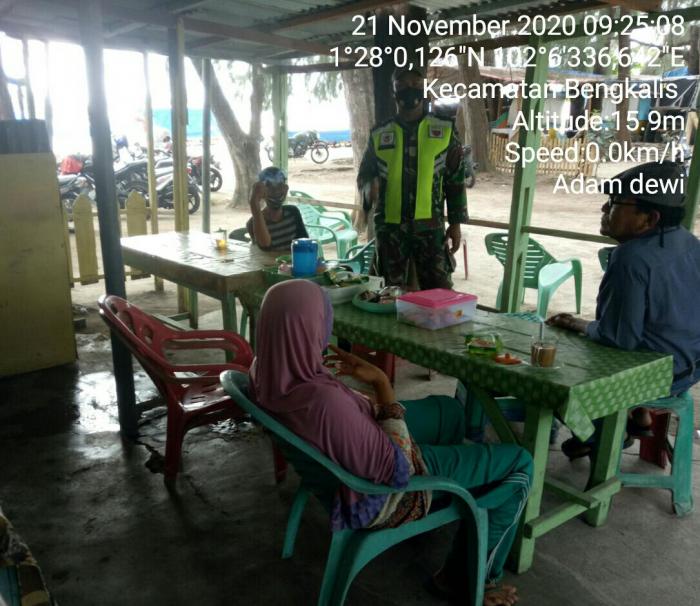 Serda Mhd Alimran dan Sertu M Isak Pattoli Prokes di Taman Andam Dewi Bengkalis 