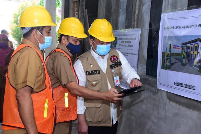 Tinjau Pembangunan SMP N 1, Pj Bupati Bengkalis Langsung ke Proyek Peningkatan Jalan Gajah Mada Kecamatan Pinggir