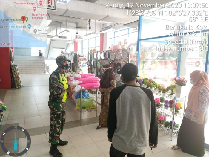 Sertu CF Sinambela bersama Serda Jeri Agustian Menerapkan Protokol Kesehatan kepada Pedagang dan Pengunjung Plaza 88 