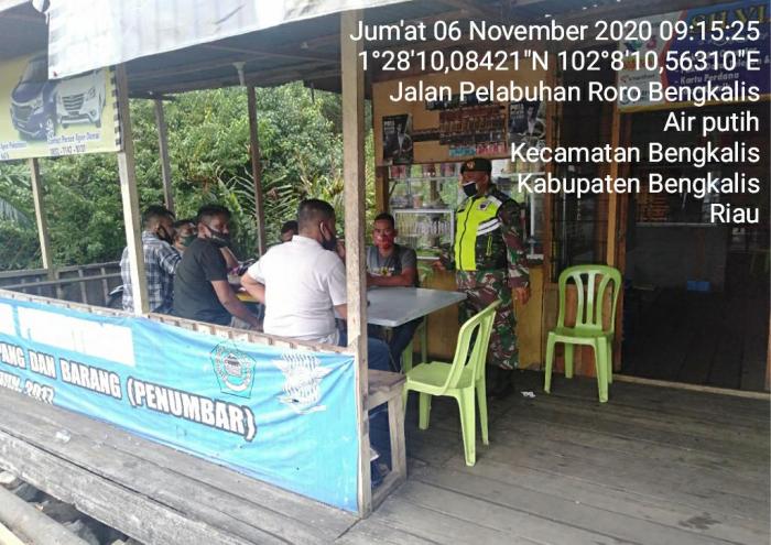 Personel Koramil 01/Bengkalis Menerapkan Protokol Kesehatan di RoRo Bengkalis