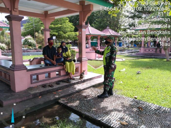 Personel Koramil 01/Bengkalis Patroli Prokes di Taman Andam Dewi Bengkalis 