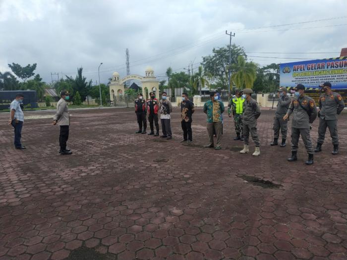 Personel Koramil 01/Bengkalis Terapkan Prokes Covid 19 kepada Masyarakat di Kecamatan Bengkalis