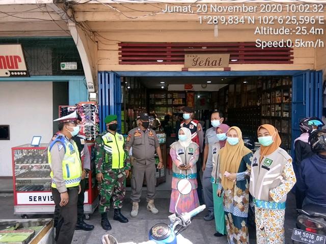 Sertu M. Isya Anshori dan Serda Mustaqim Patroli Prokes kepada Masyarakat Kecamatan Bengkalis