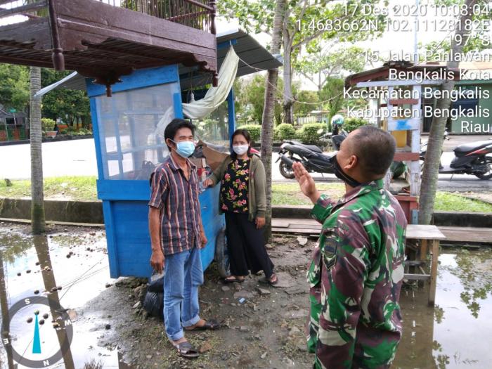 Sertu Mhd Isa dan Serda Mhd Ali Imran Lakukan Patroli Prokes di Taman Andam Dewi Bengkalis 