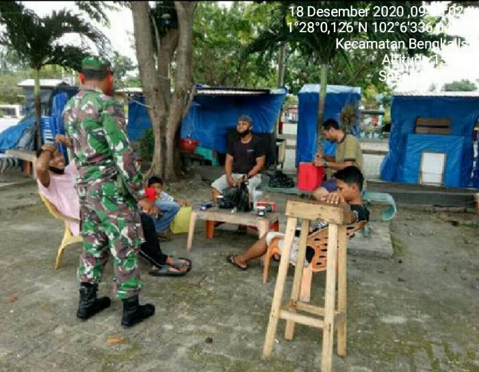 Sertu Mhd Isa dan Serda Mhd Alimran Rutin Patroli Prokes di Taman Andam Dewi Bengkalis