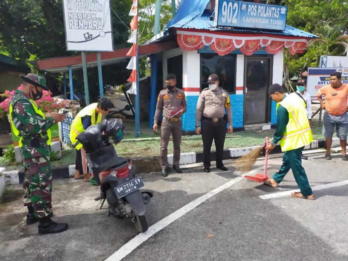 Dua Pelanggar Prokes Di Bengkalis Dihadiahi Sapu Jalan