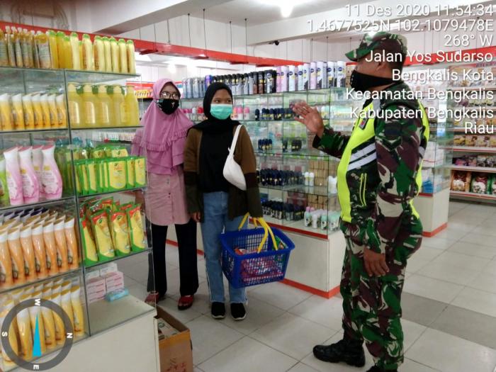 Personel Koramil 01/Bengkalis Patroli Prokes di Taman Andam Dewi