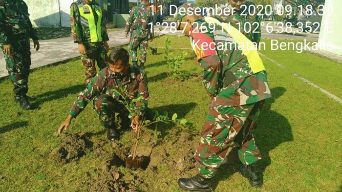 Penghijauan di Sekitar Kantor, Koramil 01/ Bengkalis bertanam Pohon