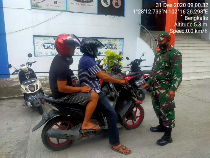 Personel Koramil 01/Bengkalis Patroli Prokes Pedagang dan Pengunjung Plaza 88 