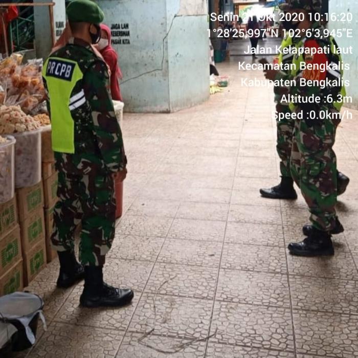 Personel Koramil 01/Bengkalis Lakukan Patroli Prokes kepada Masyarakat Bengkalis