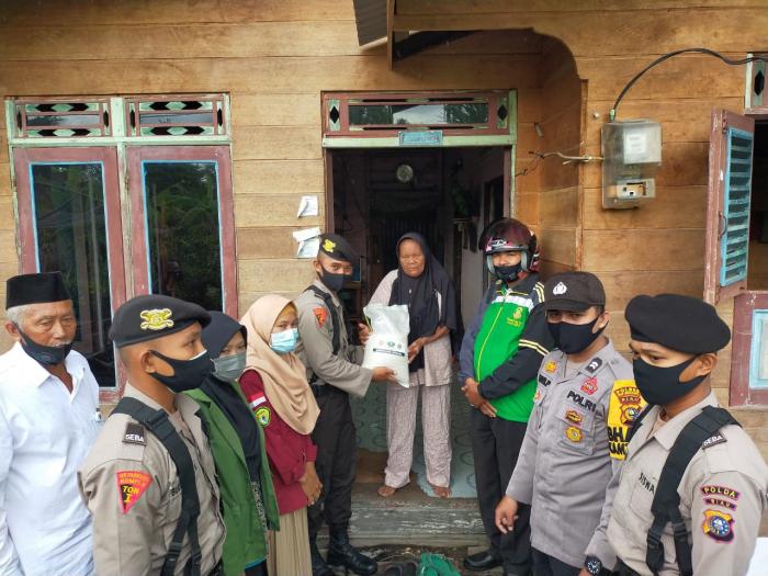 Polsek Tebingtinggi Salurkan Bantuan Beras Kepada Warga Terdampak Covid-19
