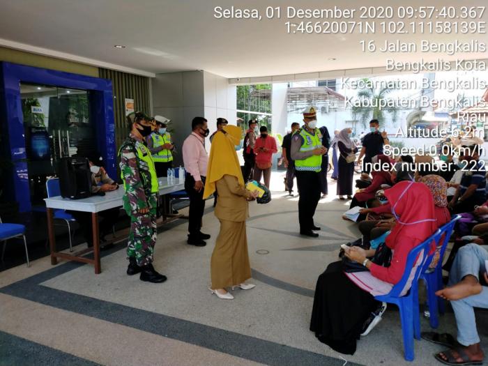 Personel Koramil 01/Bengkalis Bersama Anggota Polres Bengkalis Edukasi Masyarakat Tentang Prokes Covid 19