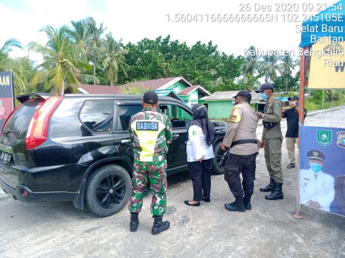 Personel Koramil 01/Bengkalis Edukasi Masyarakat di Kecamatan Bantan Tentang Prokes Covid 19