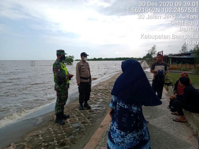 Serda Armansyah dan serda A. Zamzuri Patroli Prokes di Kecamatan Bantan