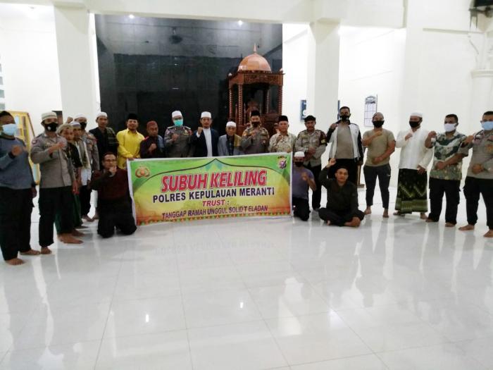 Subuh Keliling, Polisi di Kepulauan Meranti Sampaikan Pesan Kamtibmas dan Imbauan Prokes Covid-19