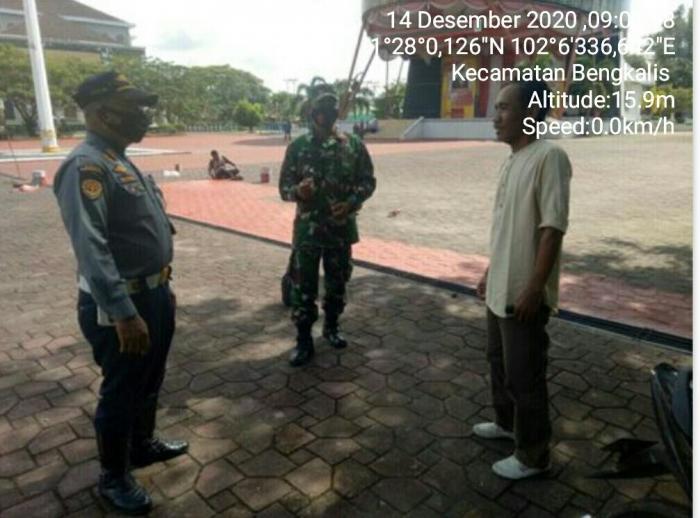 Personel Koramil 01/Bengkalis Patroli Prokes di Taman Andam Dewi