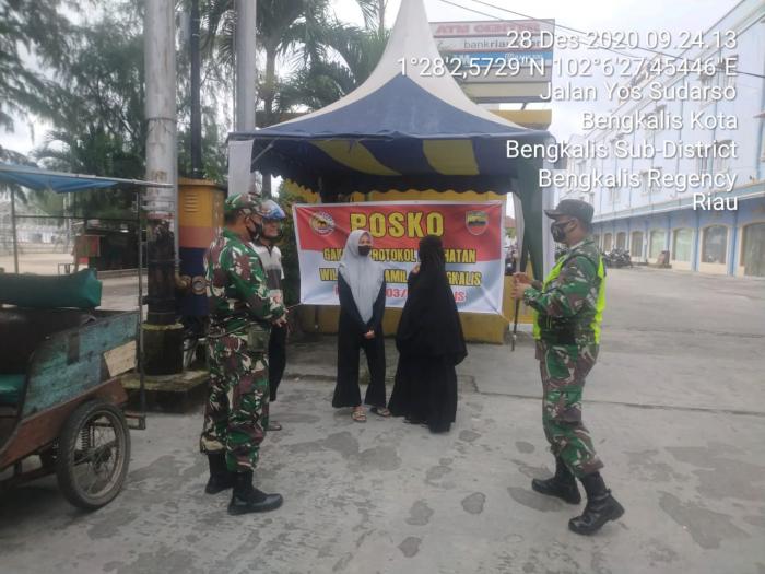 Personel Koramil 01/Bengkalis Patroli Prokes Pedagang dan Pengunjung Plaza 88 
