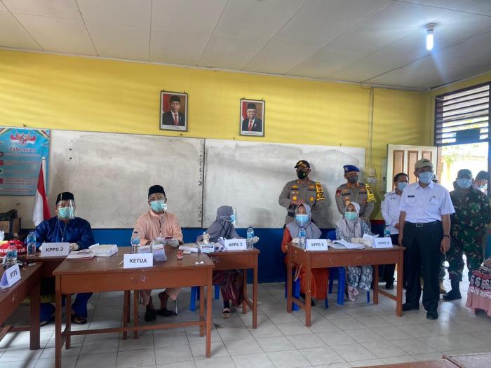 Kapolres Bersama Tim Pamatwil Polda Riau dan Forkopimda Pantau Proses Pemungutan Suara dan Prokes di TPS