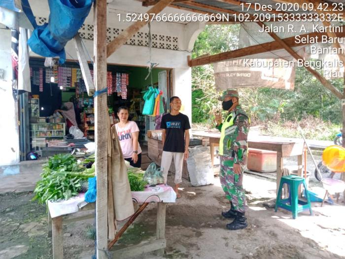 Serda Armansyah dan Serda A. Zamzuri Patroli Prokes di Kecamatan Bantan