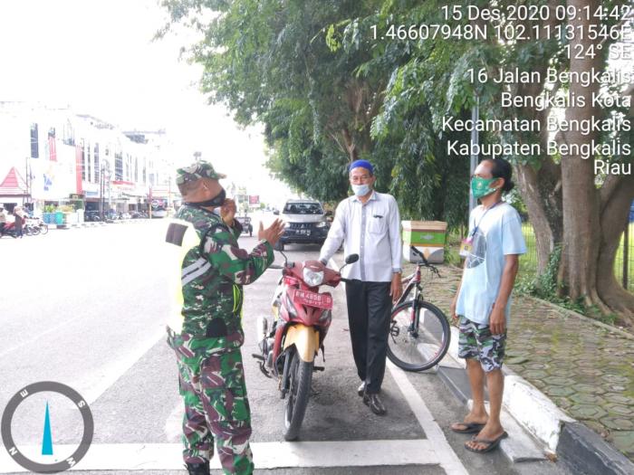 Sertu Mhd Isa dan Serda Mhd Alimran Patroli Prokes Covid 19 di Taman Andam Dewi