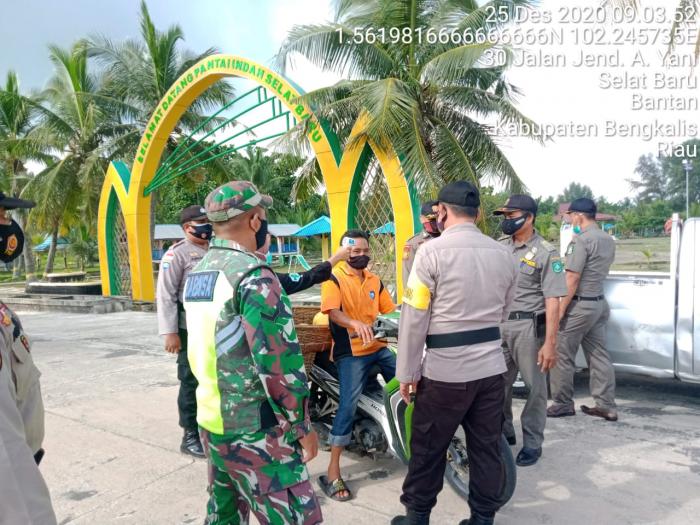 Meskipun Libur dan Natal, Personil Koramil 01/Bengkalis Getol Galakkan Patroli Prokes