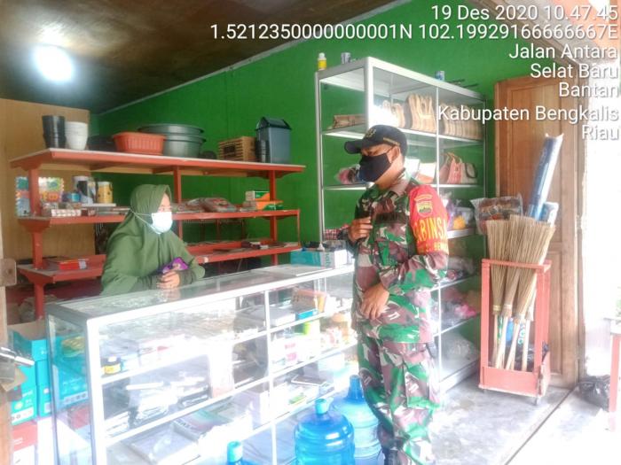Serda Armansyah dan Serda A. Zamzuri Patroli Prokes di Kecamatan Bantan