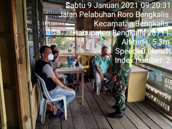 Personil Koramil 01/Bengkalis Terapkan Prokes kepada Masyarakat Bengkalis
