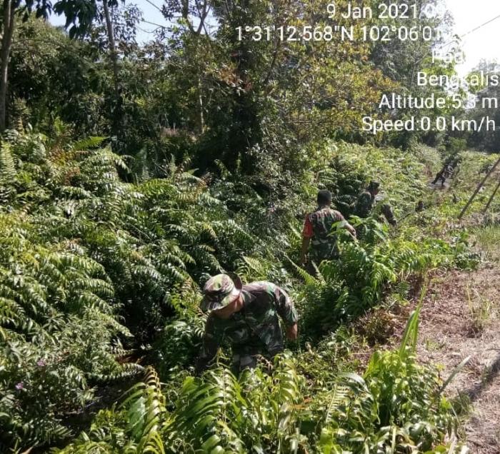 Personil Koramil 01/Bengkalis Komsos dan Goro di Desa Padekik 