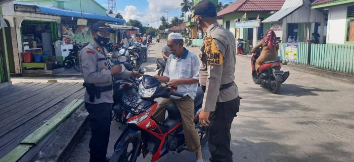 Kapolsek Merbau Pimpin Pembagian Masker ke Warga