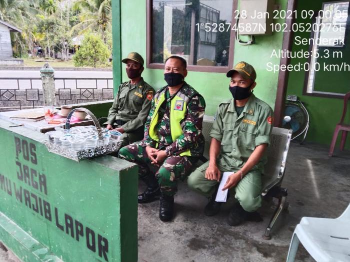 Personil Koramil 01/Bengkalis Komsos Prokes di Desa Senderak