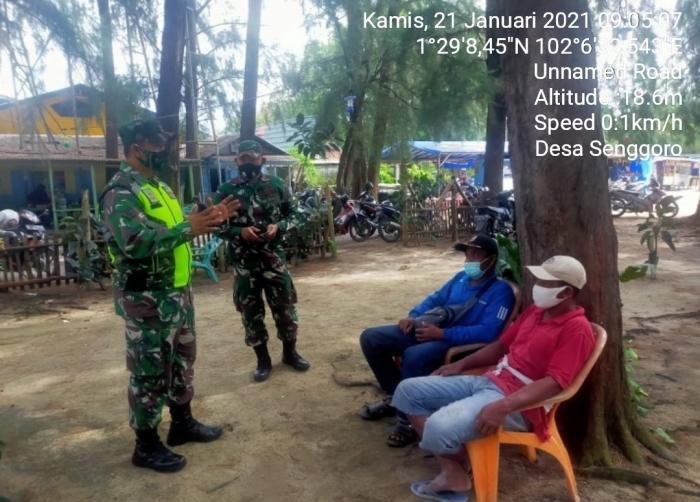 Melalui Komsos, Babinsa Serda Mustaqim Ingatkan Warga Tidak membuka Lahan dengan Membakar