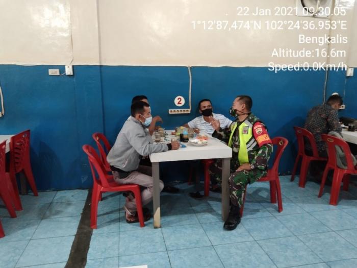 Babinsa Koramil 01/Bengkalis Edukasi Warga Pentingnya Prokes 